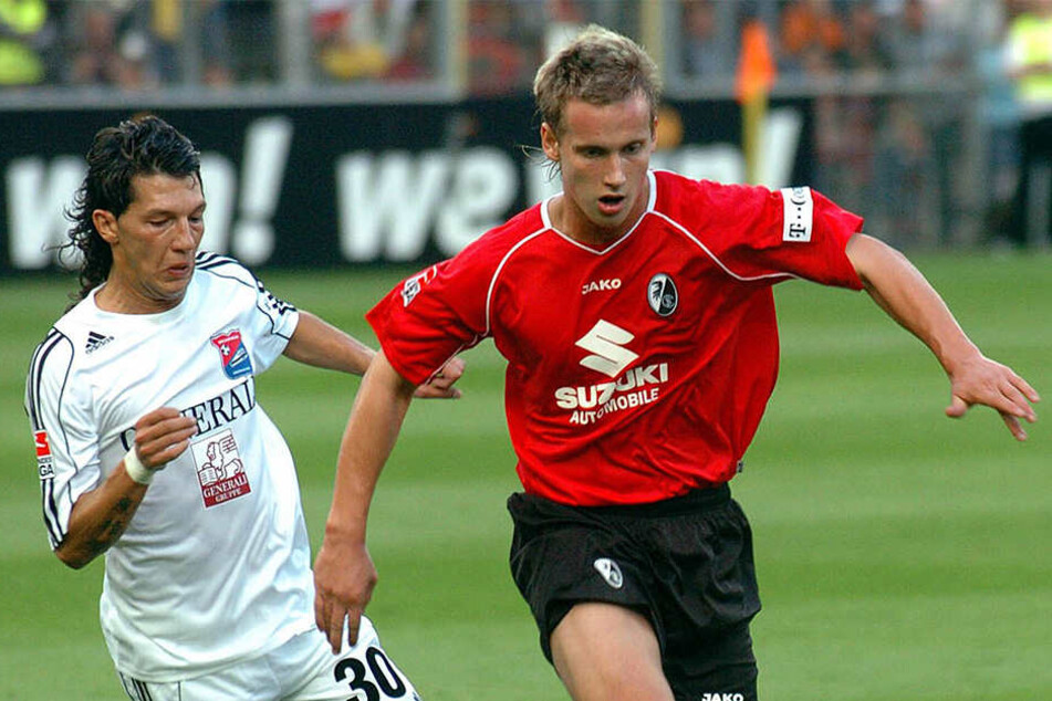Manuel Konrad (r.) im August 2006 im Freiburger Trikot vor dem Hachinger Patrick Ghigani am Ball.
