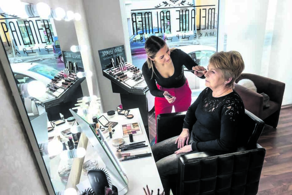 Neuer Salon in Chemnitz: Melanie Palmer (33) schminkt Kundinnen wie Margot Wagner (69) natürlich schön.