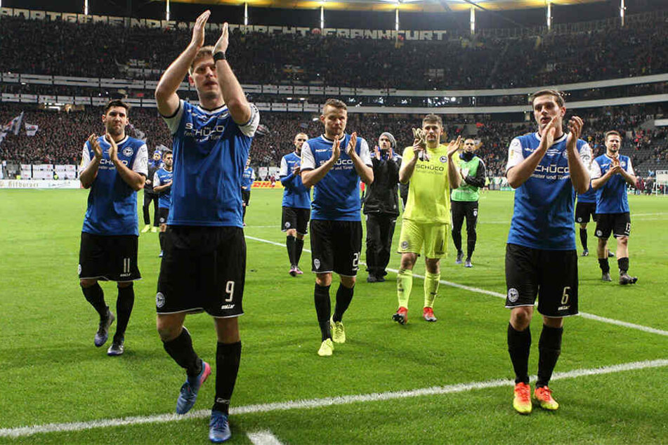 Starke Leistung: Das Team bedankt sich bei den knapp 3000 mitgereisten Fans für den Support.