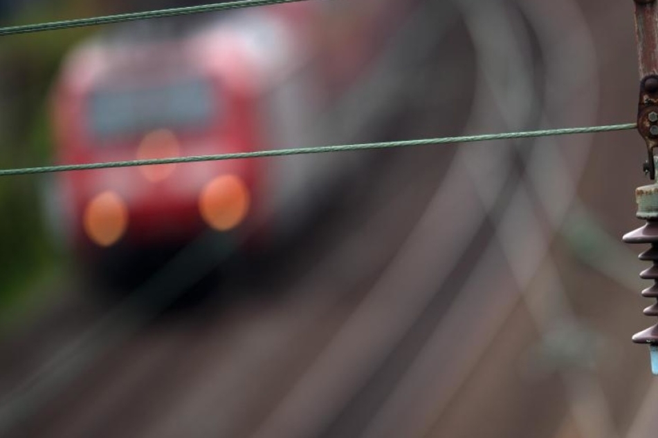 Die Klettertour auf einen Oberleitungsmast an einer Bahnstrecke in Bremen endete für einen 14-Jährigen in einer Spezialklinik.
