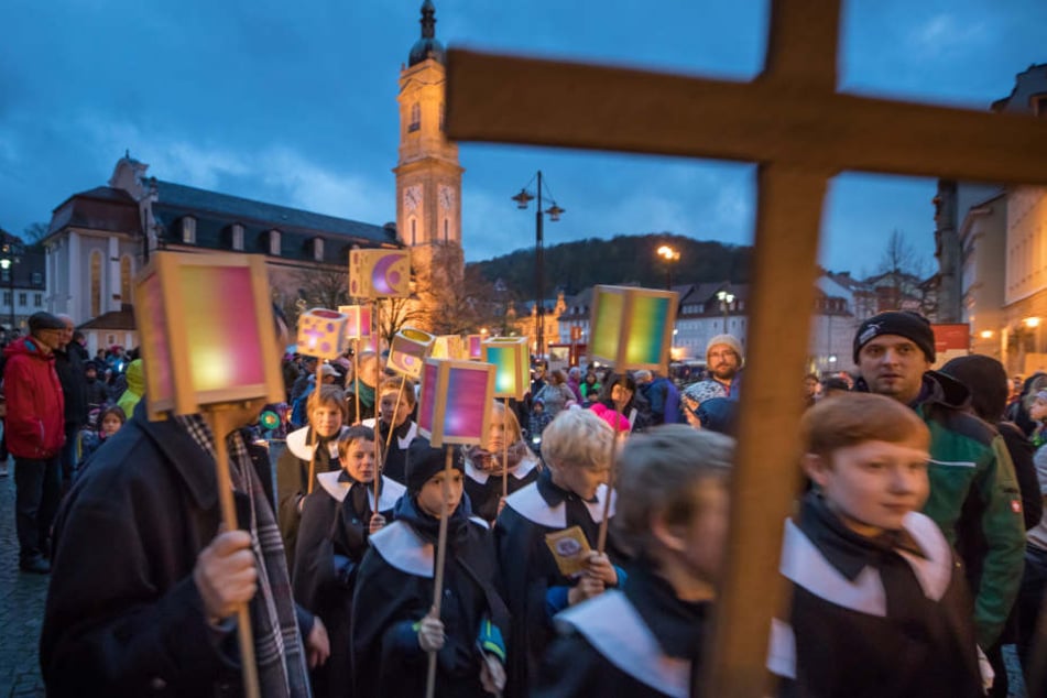 Wie hier in Eisenach machten sich tausende Menschen mit ihren Laternen auf den Weg.