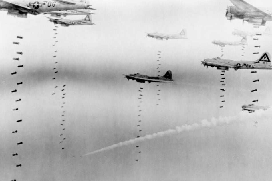 Die Briten kamen bei Nacht, die US-Bomber (Foto) bei Tag.