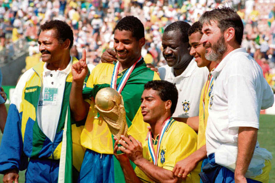 Schon 24 Jahre her: Bei der WM 1994 in den USA holten sich die Brasilianer um Stürmerstar Romario (u.) den Pokal.