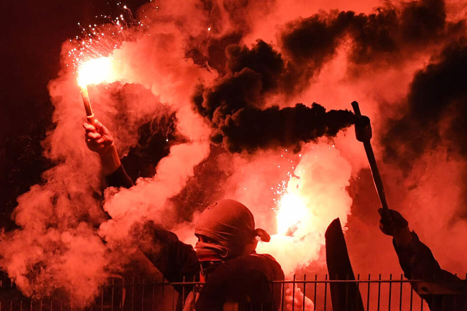 Anhänger des HSV fackeln Pyro-Technik ab. (Archivbild)