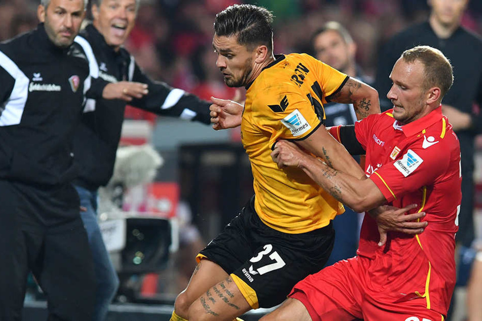 Toni Leistner (rotes Trikot) räumt bei Union alles ab - hier gegen Pascal Testroet.