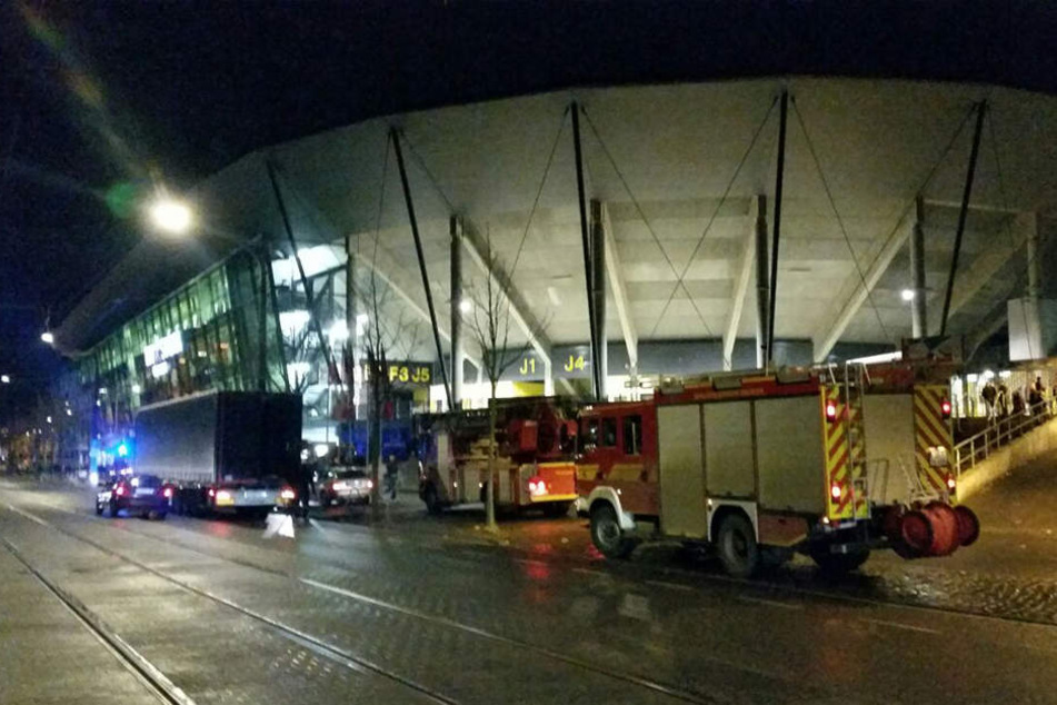 Feueralarm im DDV-Stadion! Die Feuerwehr rückte mit zwei Löschzügen aus.
