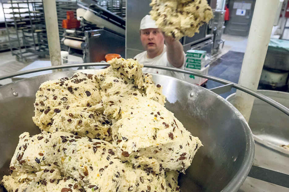 Bäcker Andreas Fischer (39) bereitet den Teig für die Knetmaschine vor. Die Annaberger Butterstollen sind weltweit beliebt.