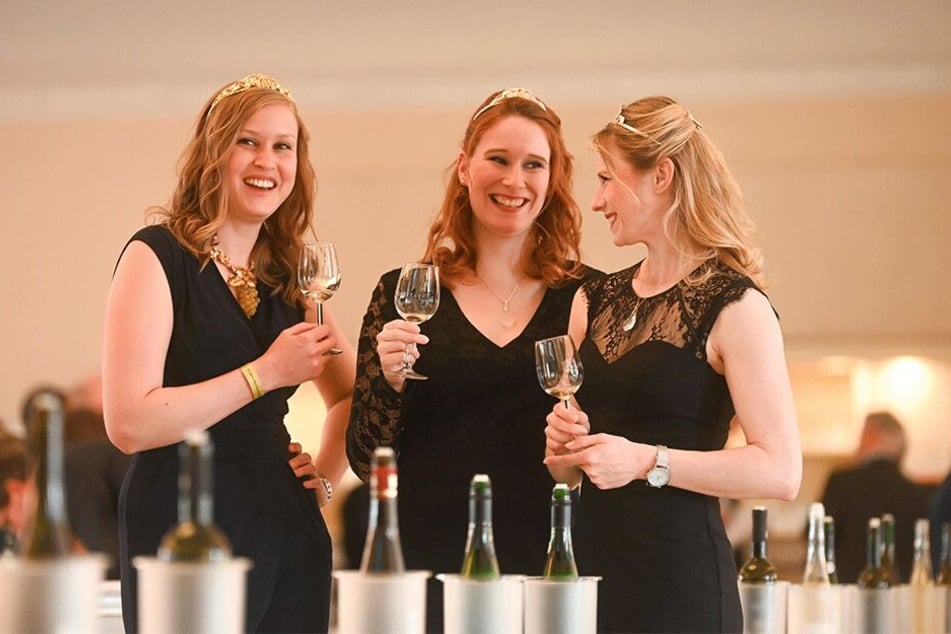 Sachsens Weinhoheiten Lisa Leinemann (27, v.l.), Ann-Katrin Schatzl (28) und Katrin Hecht (28) hatten zur Jungweinprobe sichtlich Spaß.