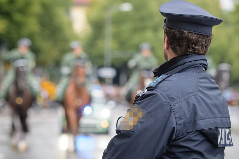 Ein falscher Polizist hat eine 80-jährige Frau in Klinga bei Leipzig um Tausende Euro gebracht. (Symbolbild)