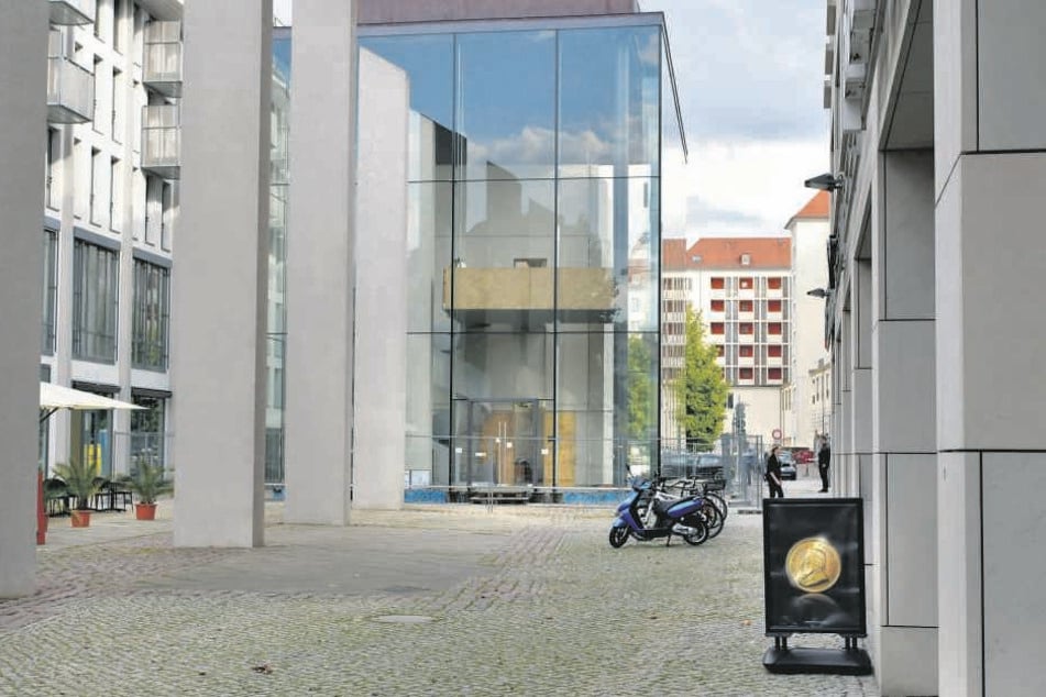 Die gläserne Außenhülle der Busmannkapelle hat bei Bauarbeiten einen
gewaltigen Kratzer abbekommen.