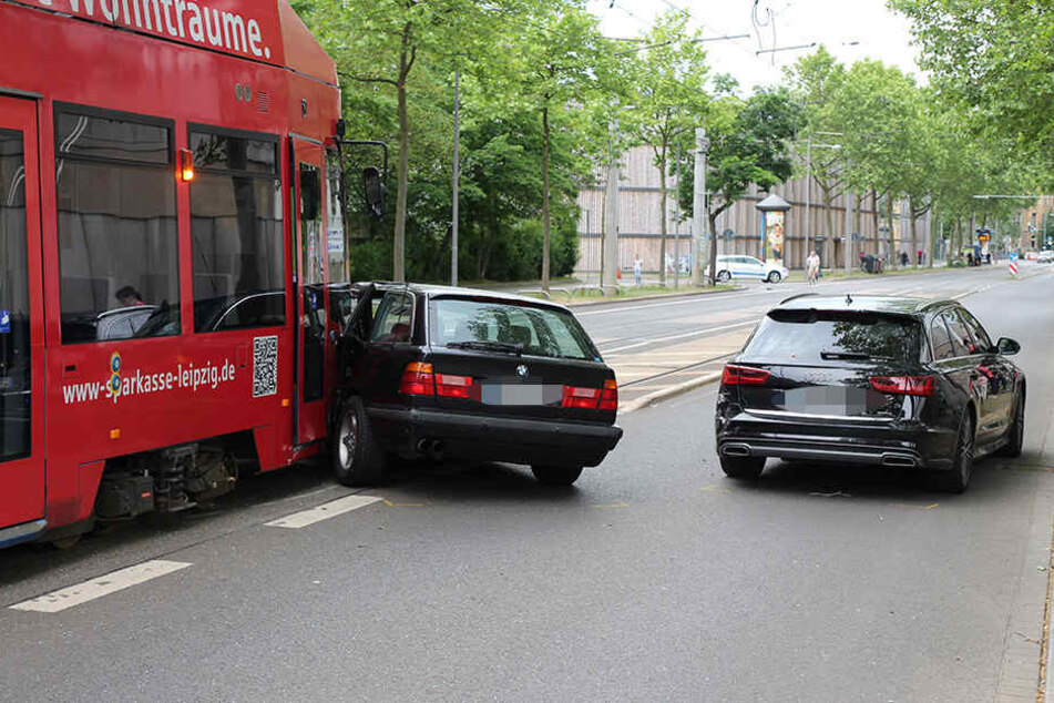Der BMW wurde bei dem Zusammenstoß stark beschädigt.