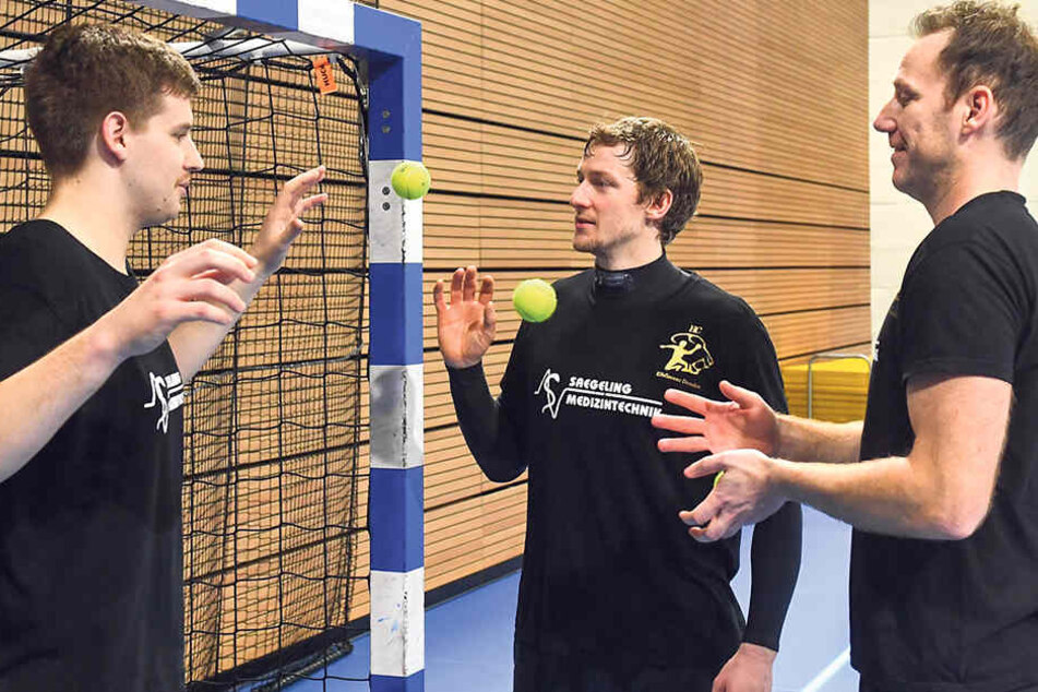 Schnelle Reaktion ist gefordert,wenn im Training aus kurzer Distanzdie Tennisbälle fliegen.