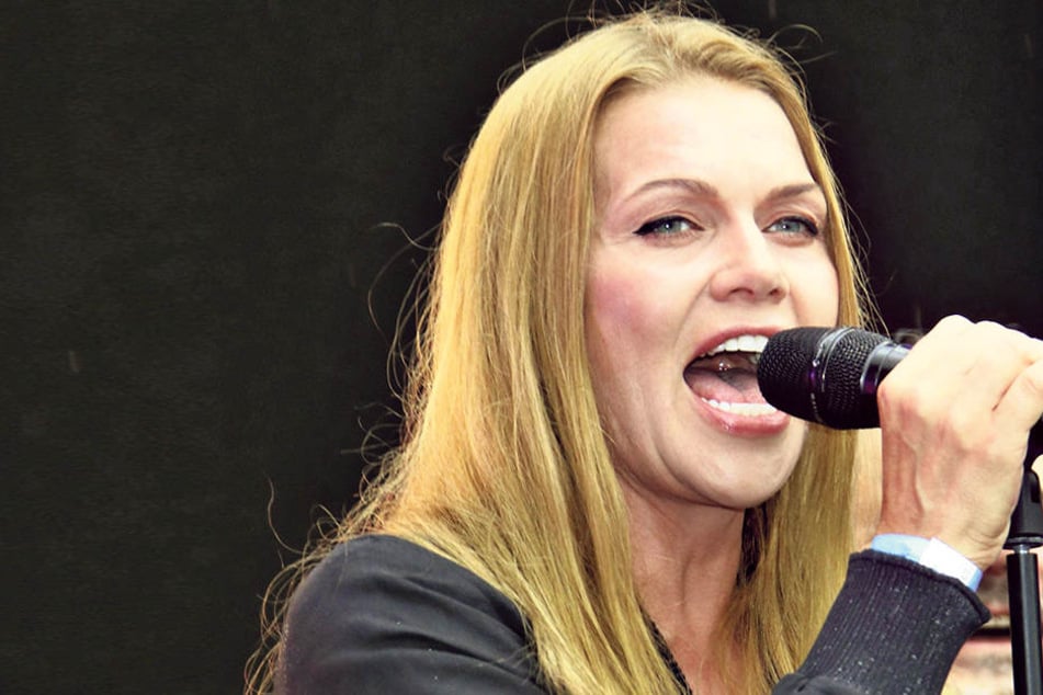 Auf der Bühne fühlt sich Schauspielerin Anna Loos (48) pudelwohl, weil sie sich dort nicht verstellen muss. In ihrem Soloalbum erzählt sie aus ihrem Privatleben.