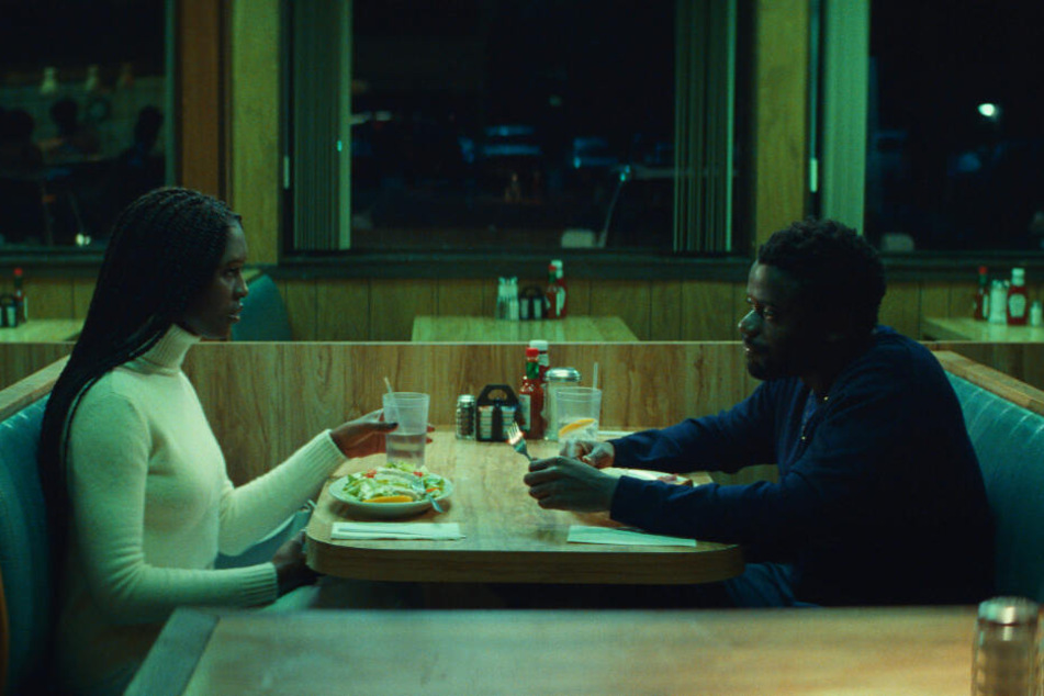 Queen (l., Jodie Turner-Smith) und Slim (Daniel Kaluuya) haben ihr erstes Date in einem Diner.