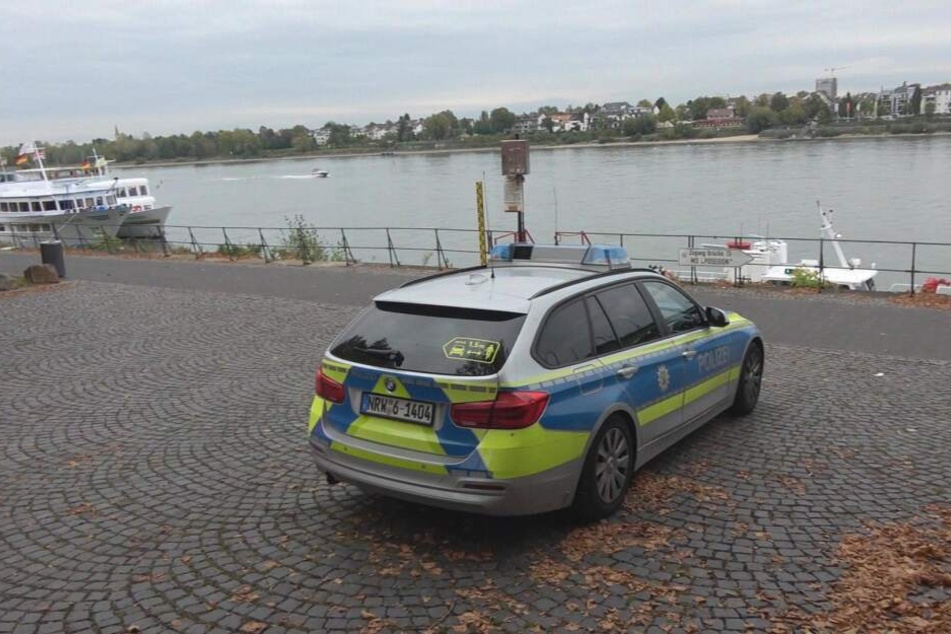 Frau springt von Brücke in den kalten Rhein, doch Rettung kommt schnell