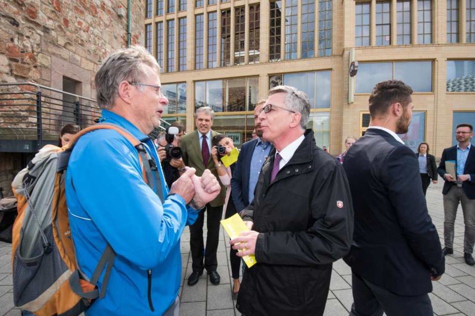 Thomas de Maiziere am Roten Turm im Gespräch mit Rentner Ulrich Thieme (76).