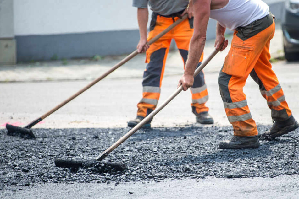 Die Bauarbeiten an manchen Straßen in Bielefeld dauern bis Anfang September an. (Symbolbild)