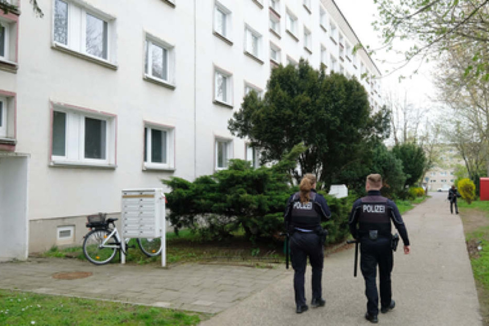 Polizisten sammelten auch am Sonntag Beweise und Spuren rund um den Tatort in Staßfurt.