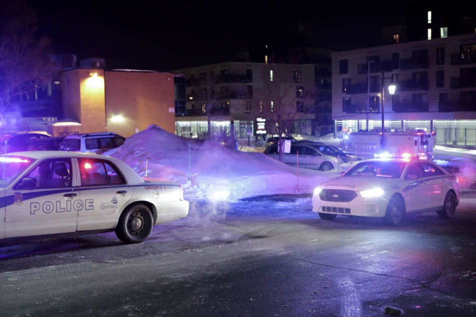 Mutmaßliche Terroristen haben während des Abendgebets eine Moschee in der kanadischen Ostküstenmetropole Quebec gestürmt und mehrere Menschen erschossen.