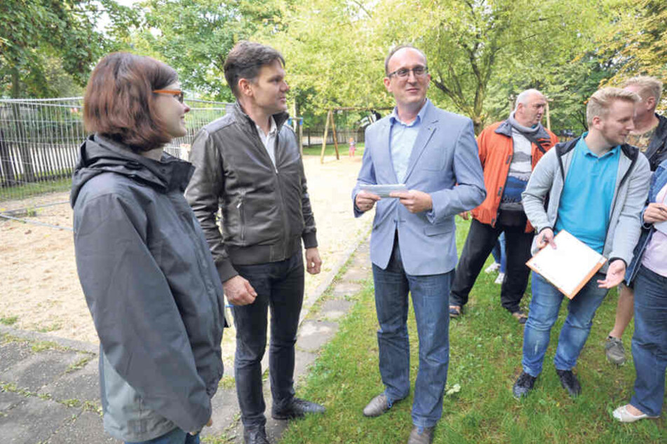 Grünflächen-Amtsleiter Peter Börner (45,2.v.l.) stellte sich den Fragen von
Stadträten und Anwohnern.