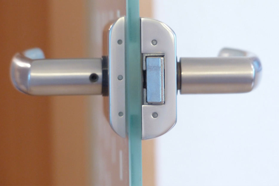 Bei den Beschlägen für Glastüren gibt es nur eine Wahl: Nüchternes Metall. Nicht nur der korrespondierenden Optik wegen, sondern auch der Stabilität.