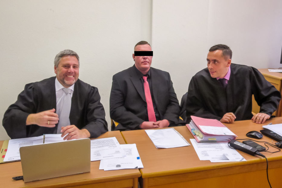 Bestreitet eine Tatbeteiligung: Thomas K. (34), hier mit seinen Verteidigern, wurde wegen des Anschlags 2017 zu einer Haftstrafe verurteilt, ging jedoch in Berufung.