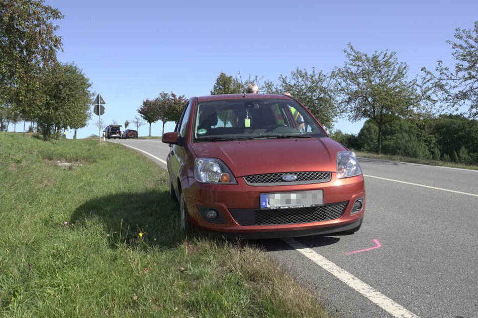 Der Biker war auf die Gegenfahrbahn gekommen und mit dem Ford kollidiert.