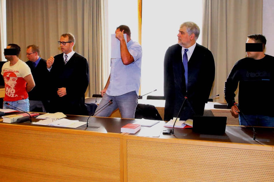 Manuel M. (35, ganz links), Torsten S. (35, Mitte) und Peter J. (34) müssen
sich im Landgericht verantworten.