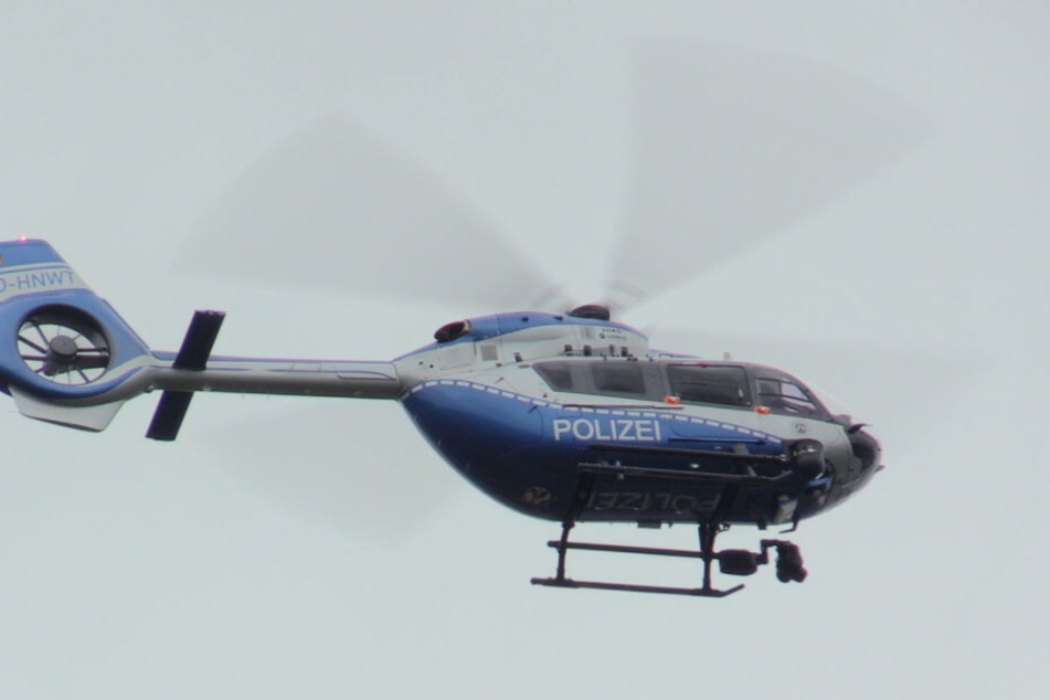Bei der Suche nach dem flüchtigen Tatverdächtigen wurde ein Polizeihubschrauber eingesetzt.