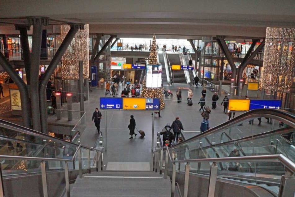 Die Polizei in Berlin hat am Freitagmorgen Teile des Hauptbahnhofs gesperrt.