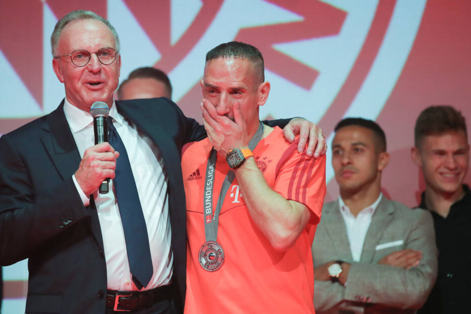 Franck Ribery von Bayern München steht mit Karl-Heinz Rummenigge (l), Vorstandsvorsitzender der FC Bayern München AG, auf der Bühne bei einer Klub-internen Meisterfeier am Nockerberg.