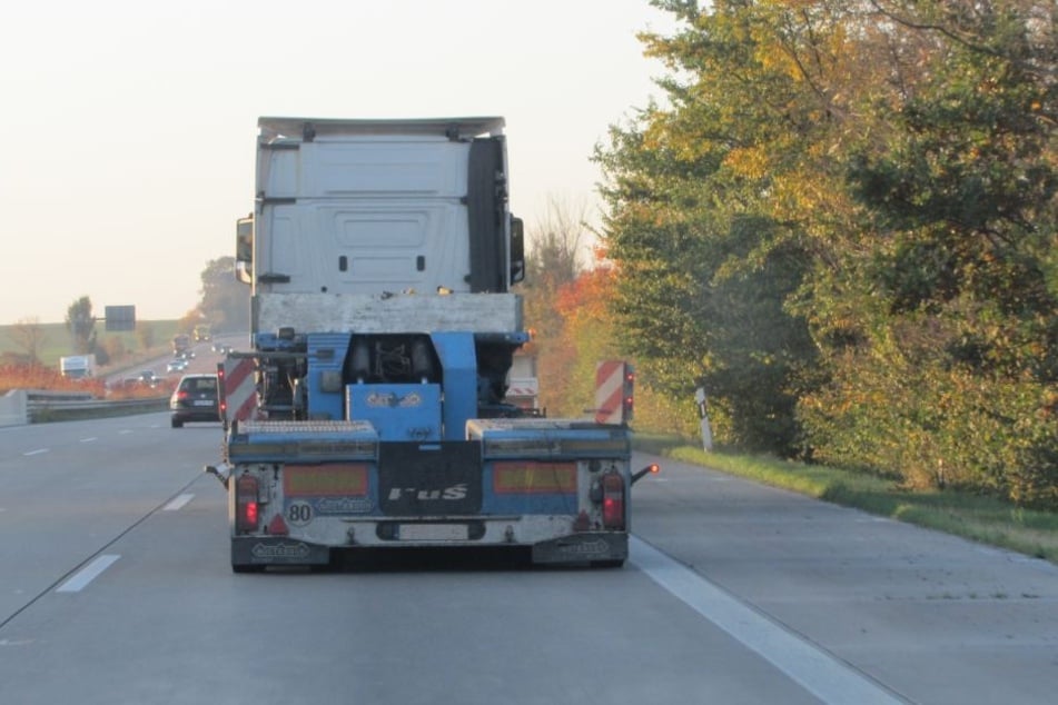 Der Auflieger des Lkw lief während der Fahrt auf der A9 aus der Spur.