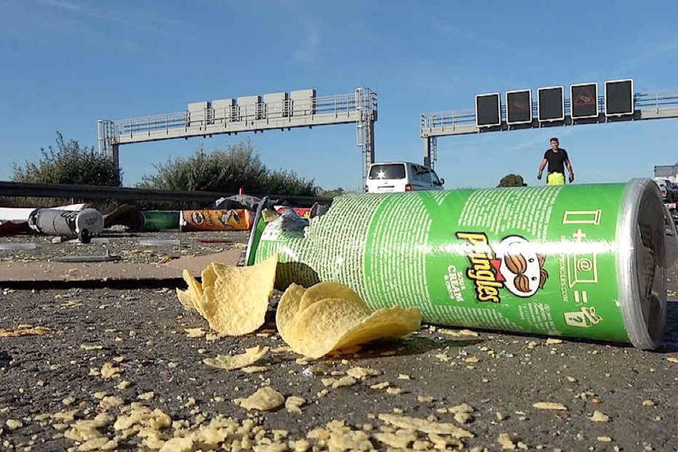 Die Ladung: Chips verteilten sich auf der Autobahn.