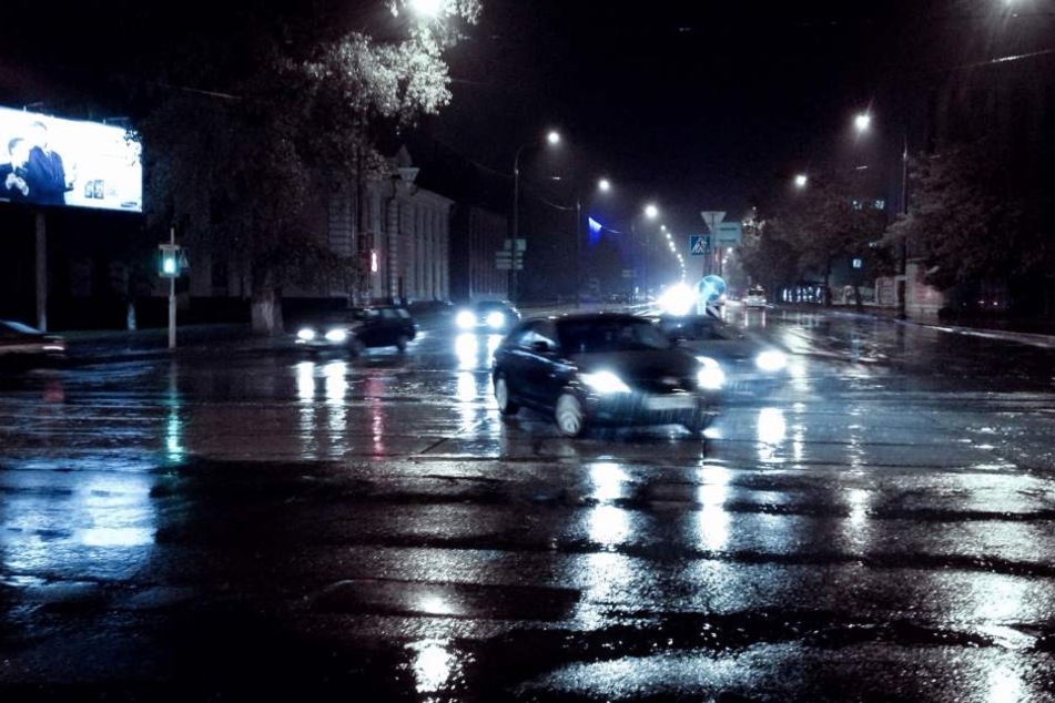 Überfrierende Nässe macht Straßen im Winter gefährlich. (Symbolbild)