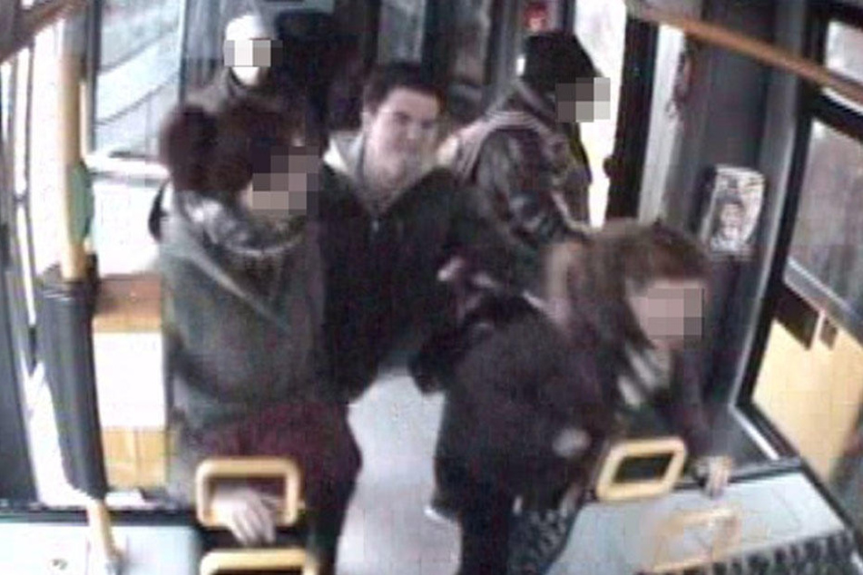 Mit diesen Bildern der Überwachungskamera sucht die Polizei Berlin nach dem etwa 25 Jahre alten Schläger.