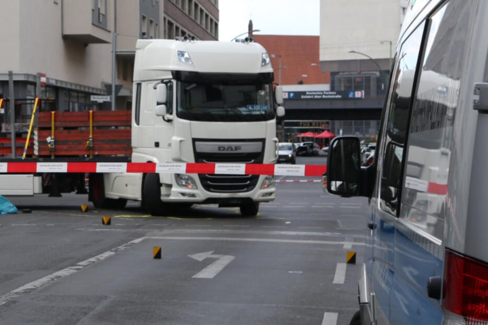 Beim Rechtsabbiegen erfasste der LKW die Radfahrerin.
