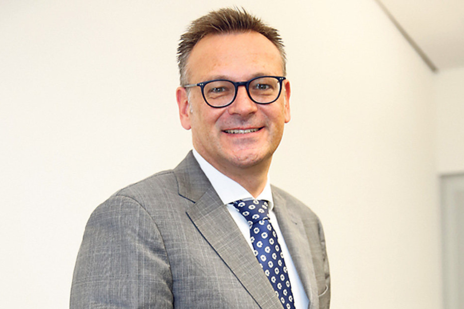 Zusammen mit Baubürgermeister Raoul Schmidt-Lamontain (39, Grüne) ist
Chef-Stadtplaner Stefan Szuggat (49) für die Schutzsatzung verantwortlich.