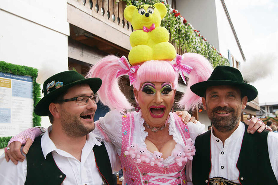 Die Drag Queen Franka posierte am Gay-Sonntag auf dem Oktoberfest mit zwei Gästen.