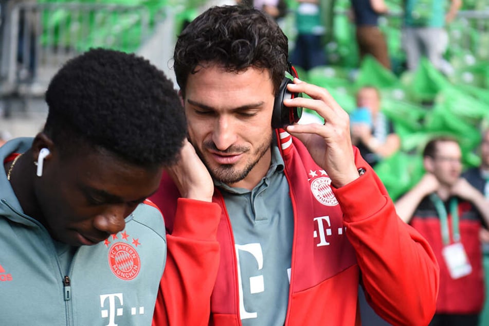 Ab sofort tauscht Mats Hummels die Kopfhörer gegen ein Mikrofon. Ob ihm Ex-Teamkollege Alphonso Davies (li.) auch zuhören wird?