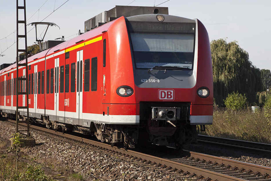 Ein betrunkener Mann hat sich bewusst von einer Regionalbahn in Karlsfeld überrollen lassen. (Symbolbild)