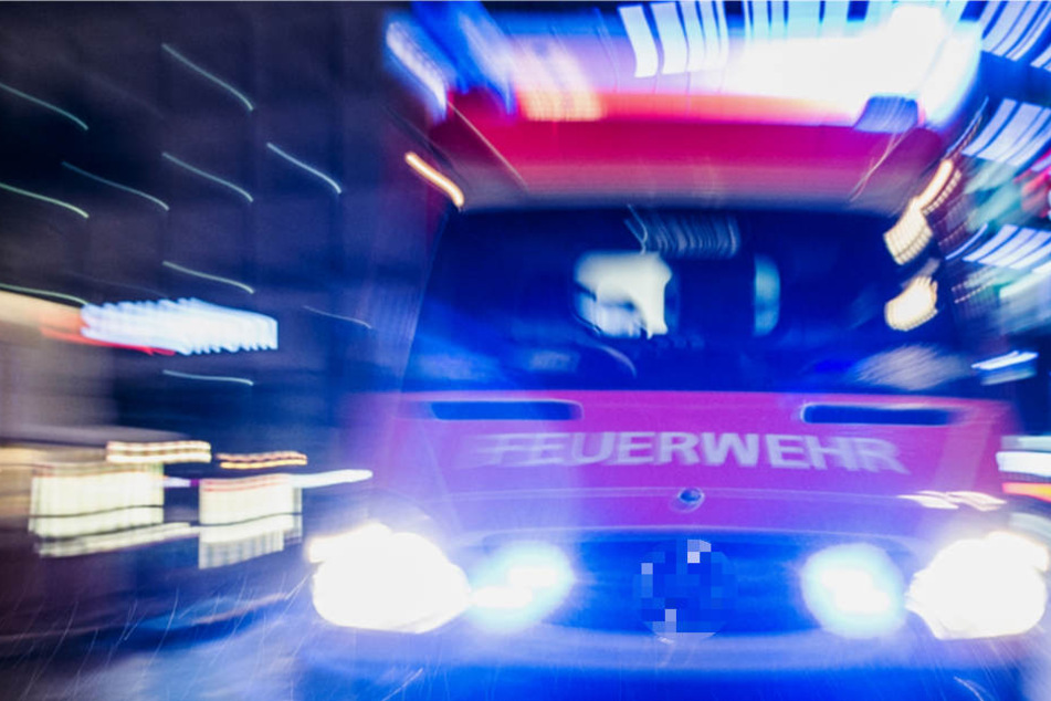 Das Einsatzfahrzeug war mit Blaulicht und Sirene unterwegs, dennoch kam es zum Crash (Symbolbild).