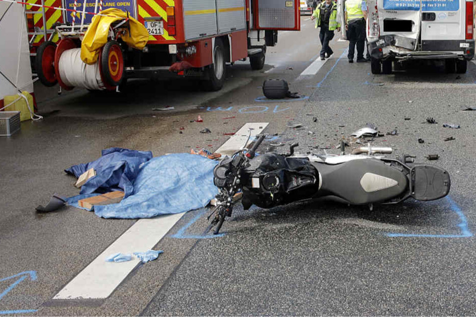 Vermutlich prallte der Motorradfahrer nahezu ungebremst gegen das Heck des Kleinlasters.