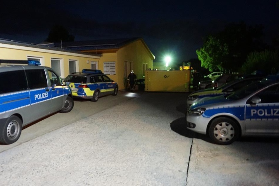 Mehrere Heimbewohner erschwerten die Räumung der dritten Etage des Gebäudes durch die Polizei und Angestellte.