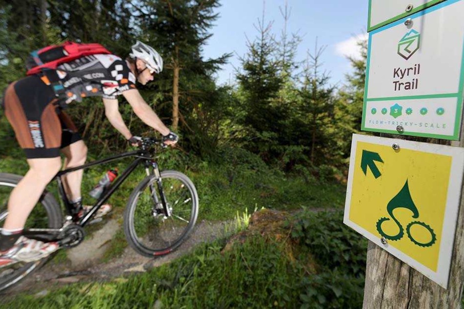 Wegwart Kirsten Riedel (44) schaut
auf dem „Stoneman Miriquidi“ nach dem Rechten. Die Mountainbike-Strecke verbucht
einen neuen Radler-Rekord.