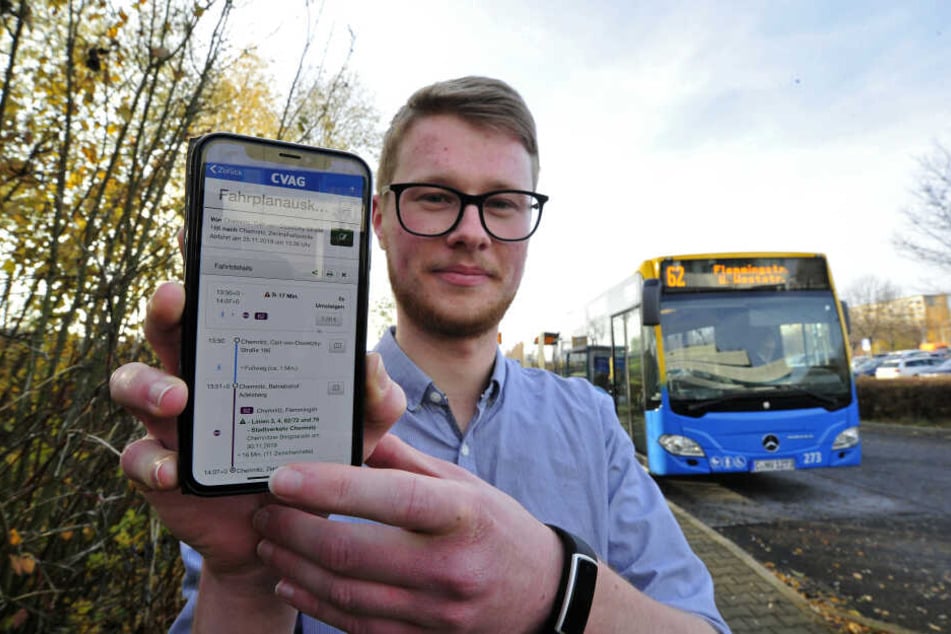 Produktmanager Björn Bastian (24) präsentiert die neue CVAG-App. Entwicklungskosten: 1400 Euro.