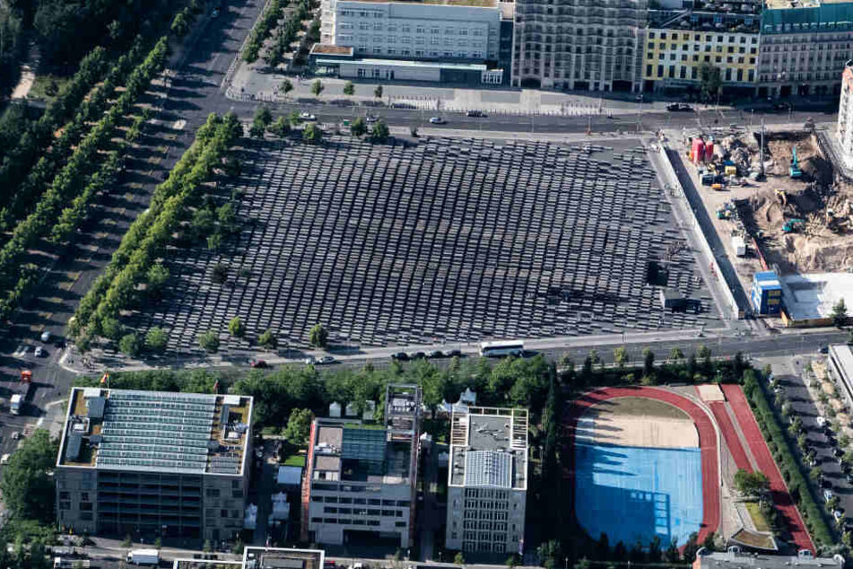 Das Holocaust-Mahnmal in Berlin von oben.
