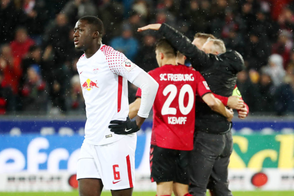 Hinten wird gefeiert, vorn getrauert: Der kurz vor dem Ende eingewechselte Ibrahima Konaté (l.) konnte die Pleite auch nicht mehr verhindern.