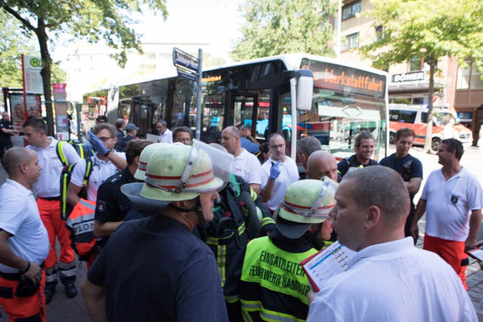 Die Feuerwehr Hamburg rückte mit einem Großaufgebot aus, um sich um die Verletzten zu kümmern.