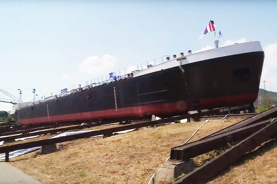 Bald schippert das Riesentankschiff durch Dresden.