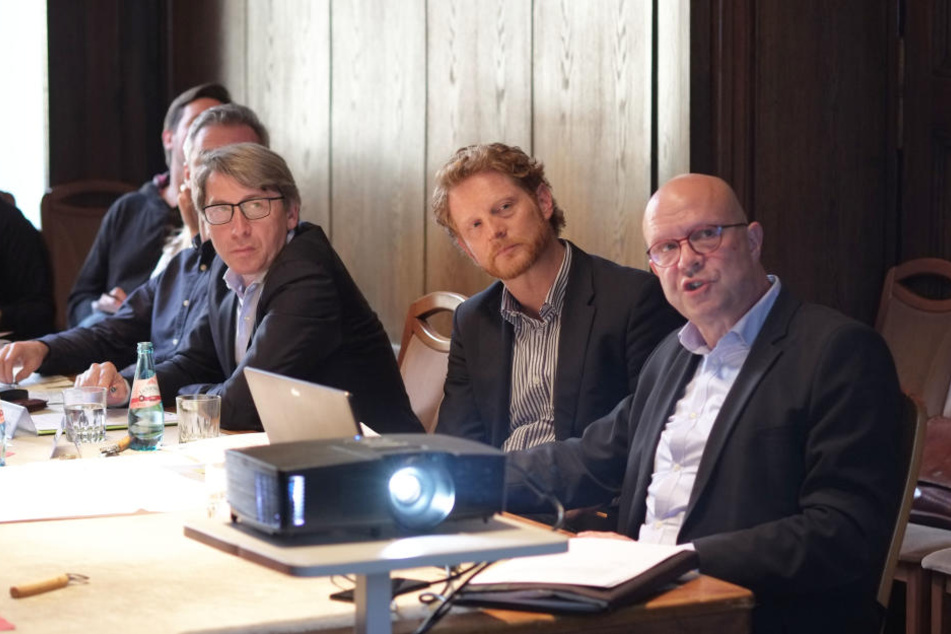 Bernd Gregorzyk (62, v.l.), Michael Stötzer (45) und Stefan Tschök (61) stellten am Dienstag das Bauprojekt, samt Umleitungen für Autos und Busse, vor.